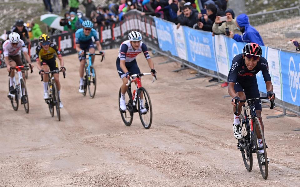 Egan Bernal - Egan Bernal takes lead at Giro d'Italia with explosive attack on gravel road - AP