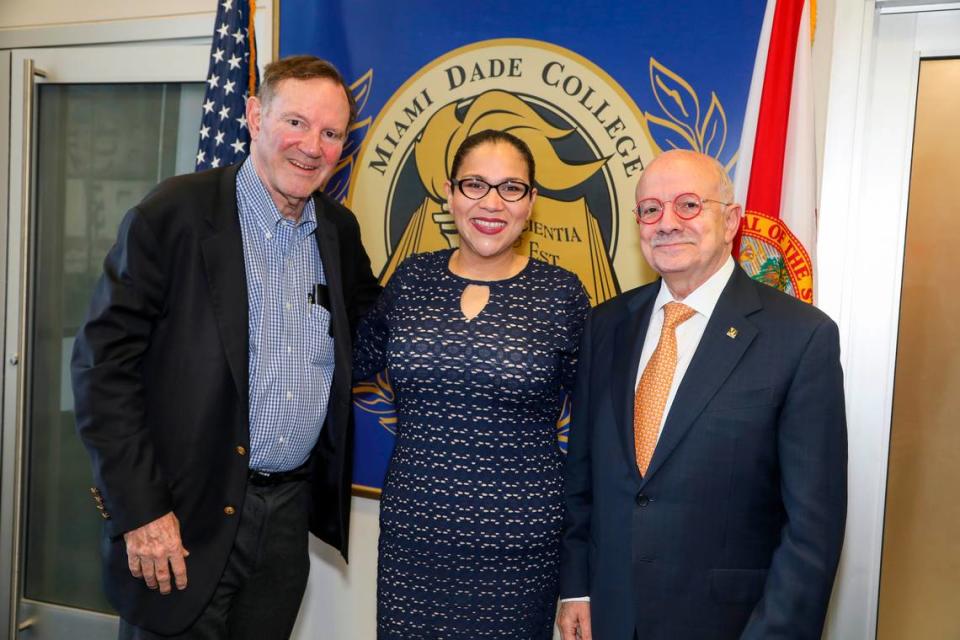 Gaby Pacheco con el cofundador de TheDream.US Don Graham y el presidente emérito de Miami-Dade College (MDC) Eduardo Padrón el 8 de febrero de 2019.