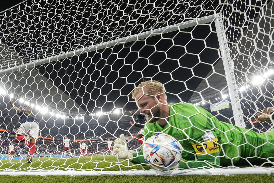 El arquero danés Kasper Schmeichel sostiene el balón luego que Kylian Mbappé anotó el segundo gol de Francia en la victoria 2-1 ante Dinamarca en el partido por el Grupo D del Mundial, el sábado 26 de noviembre de 2022, en Doha, Qatar. (AP Foto/Martin Meissner)