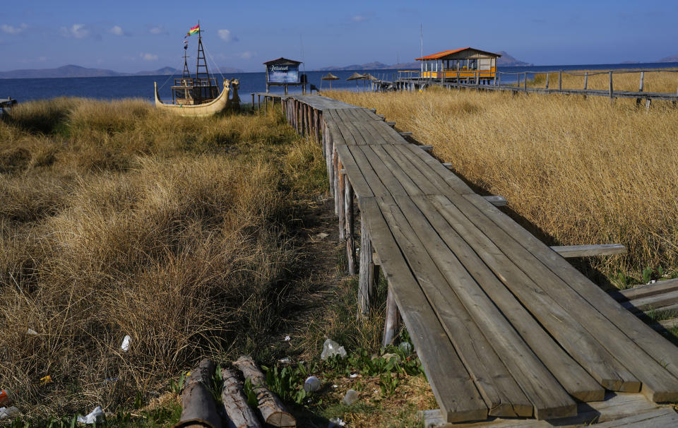 Un muelle se extiende sobre la orilla del lago Titicaca en Huatajata, Bolivia, el viernes 29 de septiembre de 2023. (AP Foto/Juan Karita)