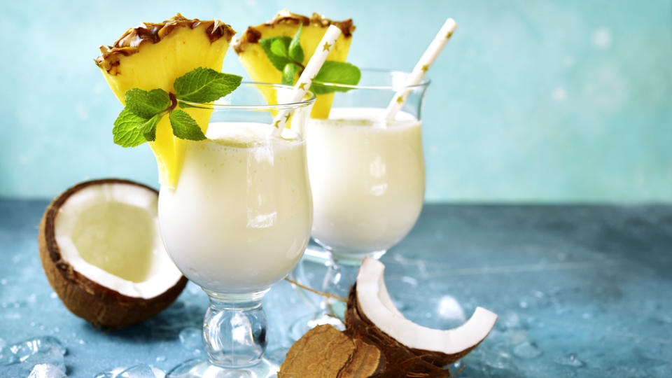 Die Piña Colada ist besonders im Sommer ein gern getrunkener Cocktail, der direkt Urlaubsfeeling verbreitet. Wie wäre es heute, zum Tag der Piña Colada, mit etwas anderen Rezepten?