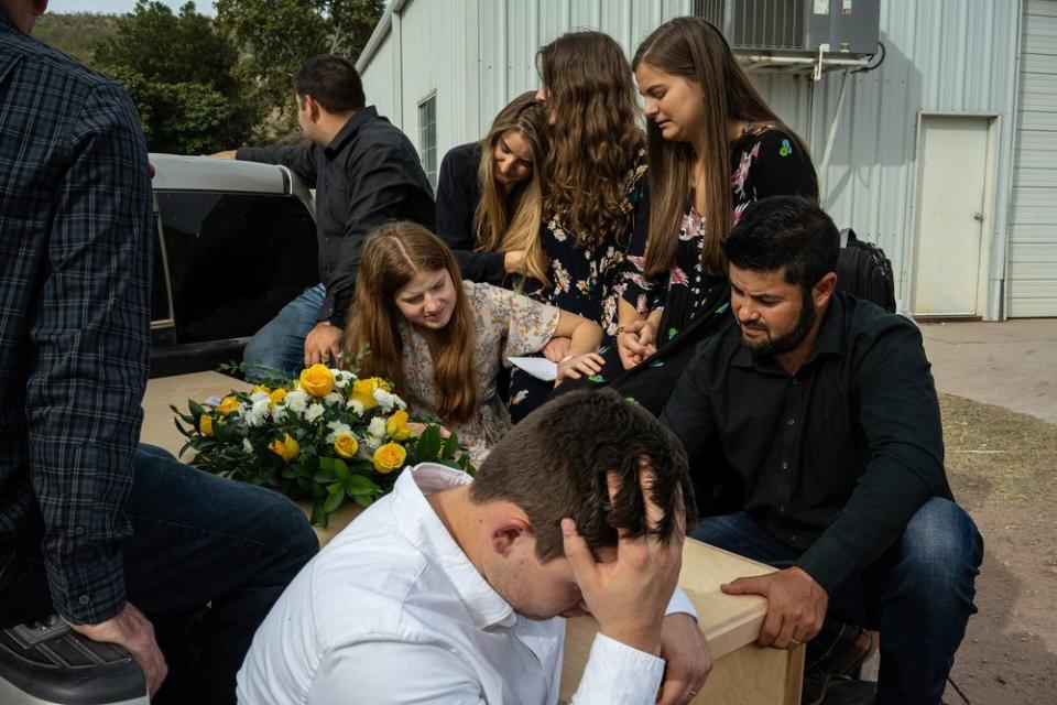 Relatives mourn as a coffin is transported to the graveyard. | César Rodríguez—El País