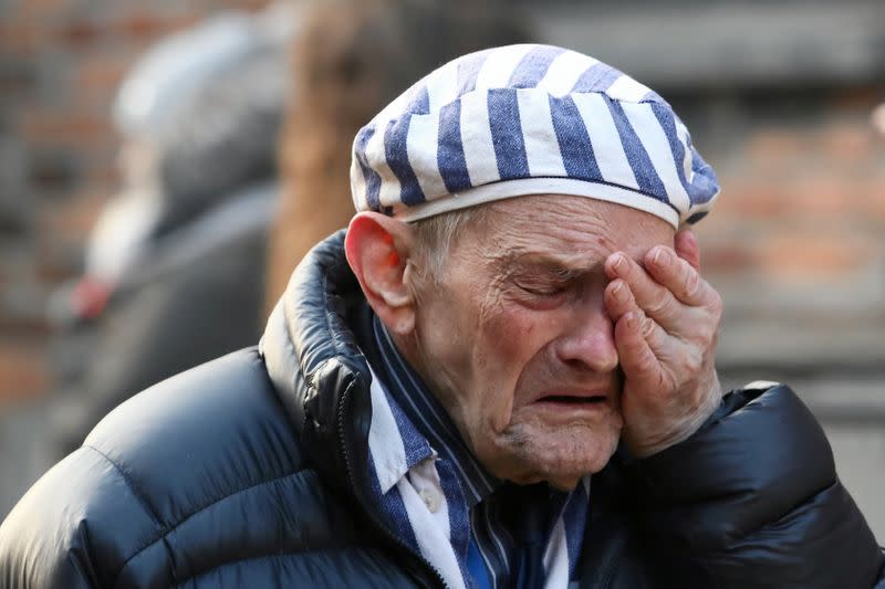 Un sobreviviente del campo de concentración de Auschwitz solloza al recordar los horrores del Holocausto en una ceremonia por los 75 años desde la liberación del centro de exterminio de judíos en Oswiecim, Polonia. Enero 27, 2020. Jakub Porzycki/Agencja Gazeta via REUTERS . ATENCIÓN EDITORES: ESTA IMAGEN FUE PROVISTA POR UNA TERCERA PARTE.