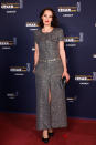 <p>Jeanne Balibar a opté pour une robe gris-argent boutonnée et fendue. (Photo by Thomas Samson/Pool/SC Pool - Corbis/Corbis via Getty Images)</p> 