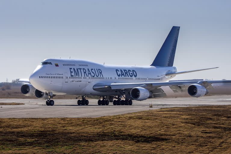 Un Boeing 747 de propiedad venezolana rueda en la pista después de aterrizar en el aeropuerto Ambrosio Taravella de Córdoba, Argentina, el lunes 6 de junio de 2022. (AP Foto/Sebastian Borsero)