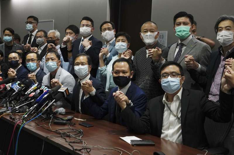 2020年11月11日，香港立法會民主（泛民）派議員宣布集體總辭。（AP）
