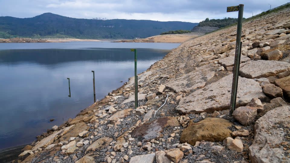 Water level markers in the San Rafael reservoir. Mayor Carlos Galán announced that water rationing measures for Bogotá would begin on April 11. - Fernando Vergara/AP