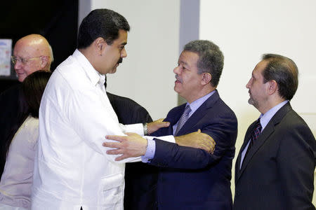 Venezuela's President Nicolas Maduro (centre L) greets former president of Dominican Republic Leonel Fernandez (Centre R) as he arrives for a political meeting between government and opposition, in Caracas, Venezuela October 30, 2016. REUTERS/Marco Bello