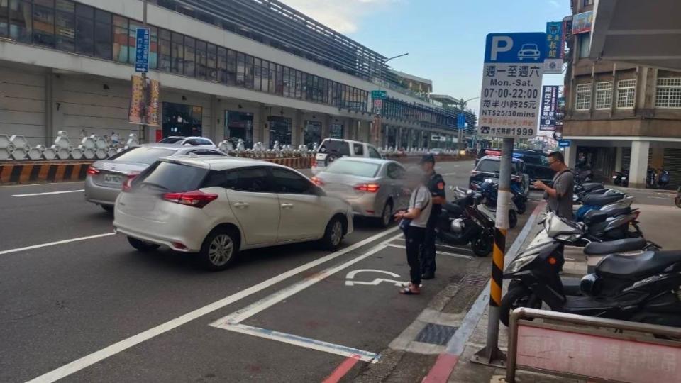 警方巡邏時，發現兩輛自小客車發生輕微追撞，於是下車處理，竟意外查獲毒品。（圖／基隆市警察局）