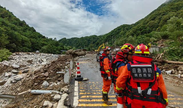 China: 21 people killed in mudslide - as nearly 1,000 rescue workers search  for missing six