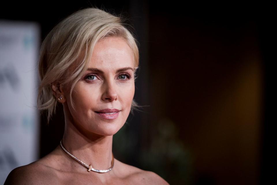 Alles Gute zum Geburtstag! Charlize Theron dürfte diese Glückwünsche auf Deutsch womöglich verstehen: Der Hollywood-Star, der am 7. August seinen 45. Geburtstag feierte, ist zwar gebürtige Südafrikanerin, ihre Mutter hat aber deutsche Vorfahren. Sie ist nicht der einzige Prominente, die deutsche Wurzeln vorweisen kann oder sogar hier sogar geboren ist ... (Bild: Tristan Fewings/Getty Images)