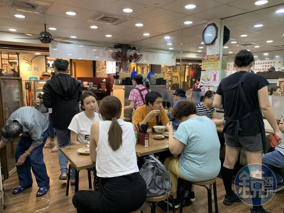 用餐空間不大，生意相當好，時常客滿，但料理簡單，翻桌速度快。