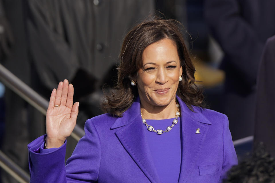 Kamala Harris rinde juramtento como vicepresidenta ante la juez de la Corte Suprema e Sonia Sotomayor mientras su esposo Doug Emhoff sostiene la biblia en la 59a ceremonia de investidura presidencial en el Capitolio en Washington, el miércoles 20 de enero de 2021. (Foto AP/Andrew Harnik)