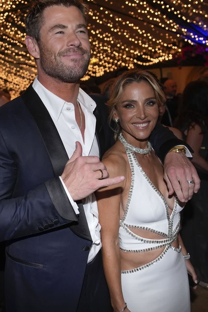 Elsa Pataky llevó a los premios Oscar 2024 la moda española. La actriz, quien no se despegó de su marido, el actor Chris Hemsworth, lució en una de las fiestas posteriores a la ceremonia un diseño blanco de Ze García