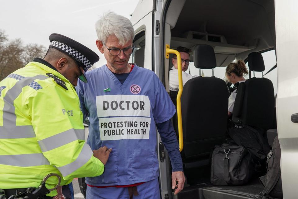 Docteur membre d’Extinction Rebellion arrêté après le blocage d’un pont de Londres en avril 2022. <a href="https://www.flickr.com/photos/alisdare/51995882398/in/photolist-2ndGuk1-2ndJVaQ-2neoi2N-2ndHAvg-24ZFRrv-2fhcBAB-2ndK2xu-2neqR9g-2neo7Sz-2nei56Z-2neqXF1-2ndPvDy-2ndPuh7-2ne6D4m-2nepxWZ-2ndG4Re-2nepvyh-2nenVEV-24ECPez-2neodui-2nehJ49-2neov5h-2nenYve-2hseZbb-2nehPGt-2nehZBZ-2nehVYM-RvQJjK-2nehT36-2neocwK-2neoteD-2ng1GBZ-2nepvWm-2nei2W8-2kNspFM-2hseVkk-2hsepYo-2nehGVT-2fhc55R-2hsdZ1Y-2hsmwZA-2fhc3VB-2fcvLAq-2nci77E-2fhcqvF-RvQunB-2ebihEq-RvQwct-2fcw2af-2dTiZRM/" rel="nofollow noopener" target="_blank" data-ylk="slk:Alisdare Hickson/Flickr;elm:context_link;itc:0;sec:content-canvas" class="link ">Alisdare Hickson/Flickr</a>, <a href="http://creativecommons.org/licenses/by-sa/4.0/" rel="nofollow noopener" target="_blank" data-ylk="slk:CC BY-SA;elm:context_link;itc:0;sec:content-canvas" class="link ">CC BY-SA</a>