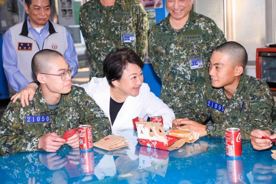 盧秀燕帶了可樂、漢堡上成功嶺探視台中市首批1年期義務制役男。   台中市政府/提供