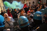 <p>La polizia ha effettuato diverse cariche quando i manifestanti hanno tentato di forzare il cordone delle forze dell'ordine. Tra i manifestanti che hanno dato vita al sit in davanti alla Camera si sarebbero infiltrati diversi gruppi di estremisti con l'obiettivo di strumentalizzare il disagio sociale e far salire la tensione. E' la lettura che arriva da fonti investigative che in queste ore stanno ricostruendo quanto avvenuto in piazza Montecitorio. (AP Photo/Andrew Medichini)</p> 