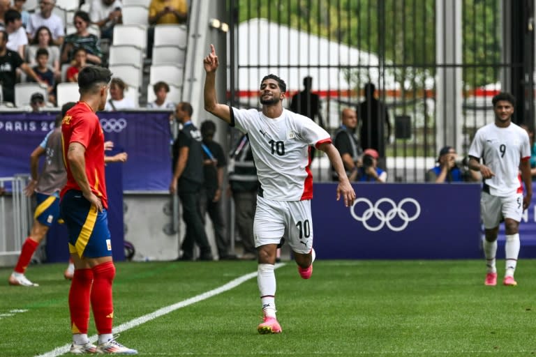 El mediocampista egipcio Ibrahim Adel celebra tras anotar un gol en el partido de Egipto contra España, en el cierre del Grupo C del torneo de fútbol masculino de los Juegos Olímpicos de París, en el estadio de Burdeos el 30 de julio de 2024. (Philippe LOPEZ)