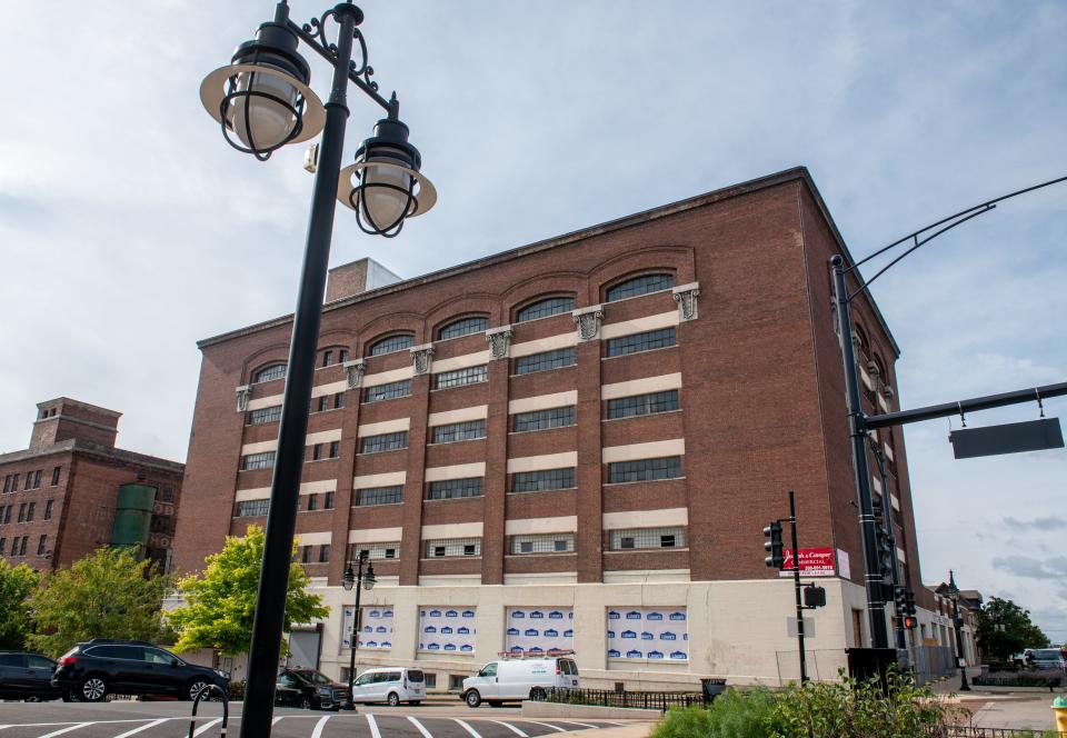 The Federal Building at 800 SW Adams is undergoing extensive renovations. Built in 1917, the building and the Mitchell Fabrics building next to it are being converted into a large residential and commercial space.