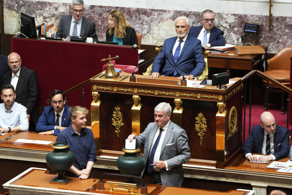 Far-right National Rally's Jose Gonzalez, center top, the oldest parliament member, chairs the National Assembly as parliament members vote to elect the house speaker , Tuesday, June 28, 2022 in Paris. France's National Assembly convenes for the first time since President Emmanuel Macron lost his parliamentary majority. (AP Photo/Michel Euler)