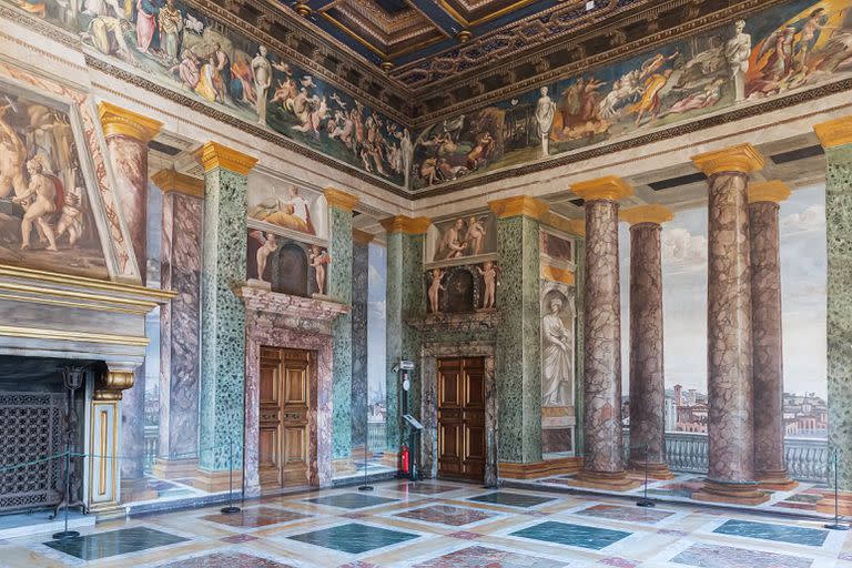 La perspectiva forzada del Salone delle prospettive (en la Villa Farnesina) hace que desde un determinado punto visual, el espectador no pueda distinguir donde se acaban las columnas reales y donde comienza la pintura