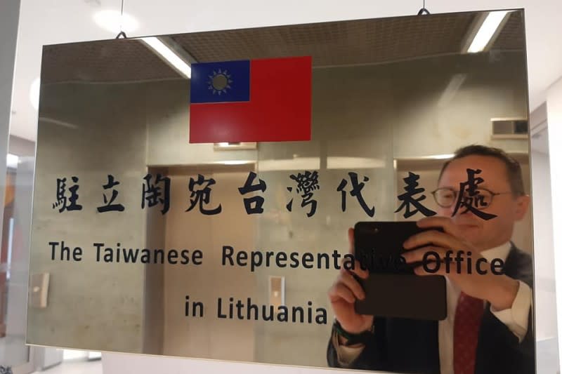<cite>立陶宛國會外交委員會主席帕維里歐尼斯（Žygimantas Pavilionis）發文慶祝駐立陶宛台灣代表處成立。（取自Žygimantas Pavilionis臉書）</cite>
