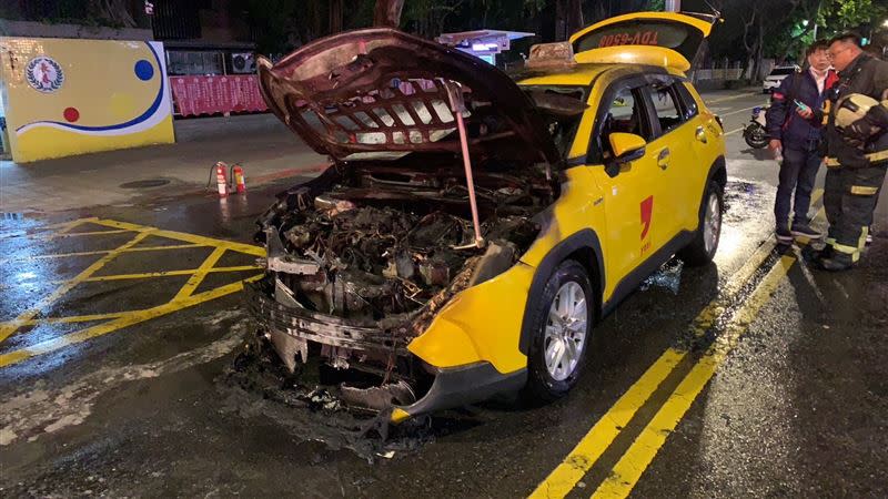 計程車車頭燒到焦黑。（圖／翻攝畫面）