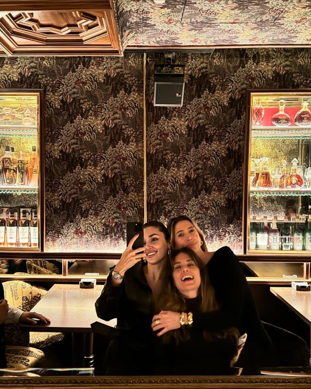 Hande Erçel, Mihre Mutlu y Cansin Denizer disfrutaron de una divertida cena en uno de los restaurantes de moda de Madrid