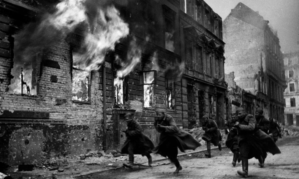 <span>The ‘mightiest onslaught’ of the second world war: Russian troops charge down a street during the advance through Poland, 1944.</span><span>Photograph: Hulton Getty</span>
