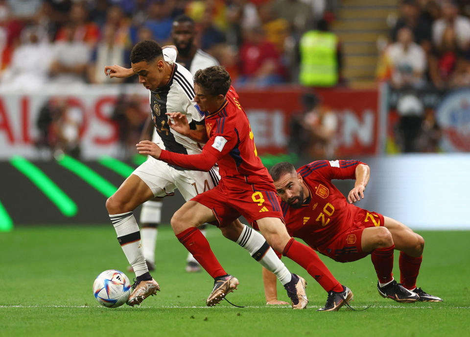 Gavi pugnando por el balón con Jamal Musiala durante el España-Alemania. (Foto: Kai Pfaffenbach / Reuters).