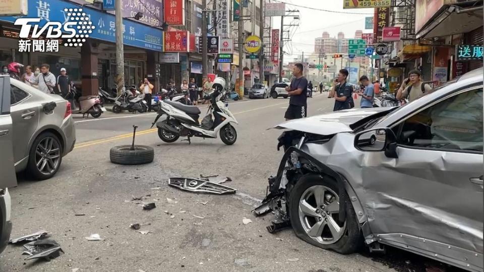 車禍造成車殼零件四散一地。（圖／TVBS）