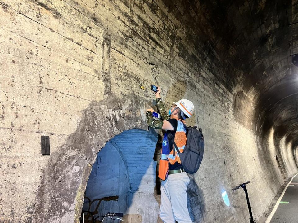 后豐鐵馬道進行九號隧道監測作業，隧道結構、排水狀況進行監測。（記者徐義雄攝）