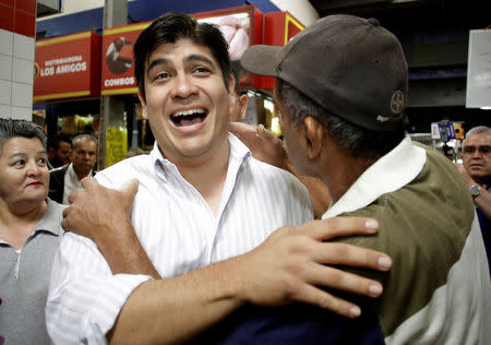 Carlos Alvarado Quesada, presidential candidate of the ruling Citizens' Action Party (PAC), greets a supporter during his visit to a market before a second-round presidential election run-off in Cartago, Costa Rica, March 31, 2018. REUTERS/Juan Carlos Ulate
