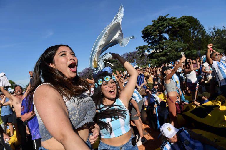 Al grito de "Vamos, vamos, Argentina", muchos simpatizantes de la selección de Messi siguieron el partido desde una pantalla gigante en Palermo