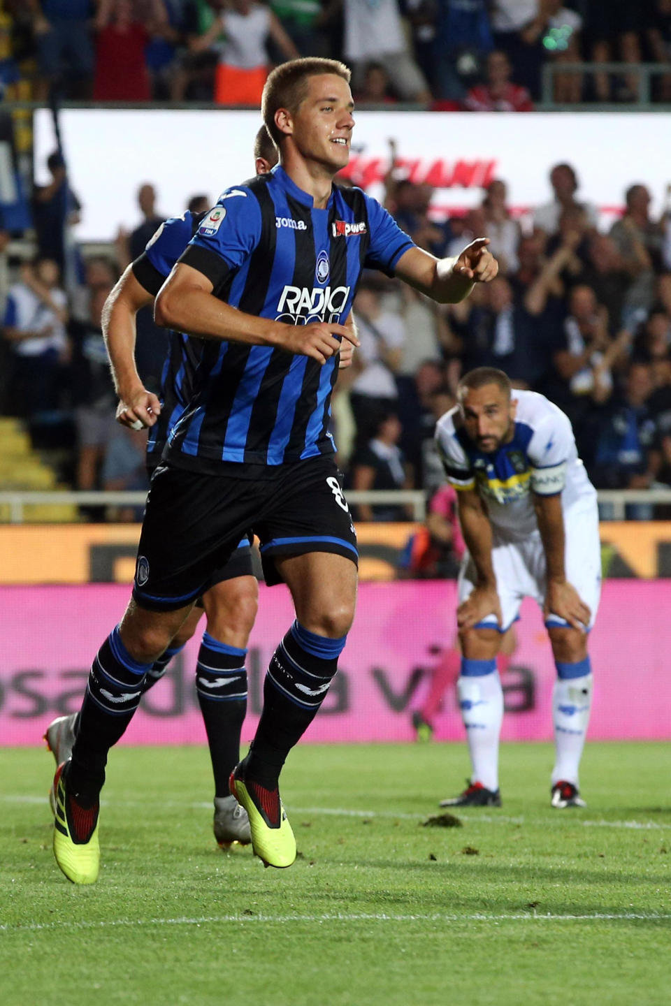 Atalanta's Mario Pasalic celebrates after scoring his side's 3rd goal during the Serie A soccer match between Atalanta and Frosinone Calcio at the Atleti Azzurri d'Italia stadium in Bergamo, Italy, Monday, Aug. 20, 2018. (Paolo Magni/ANSA via AP)