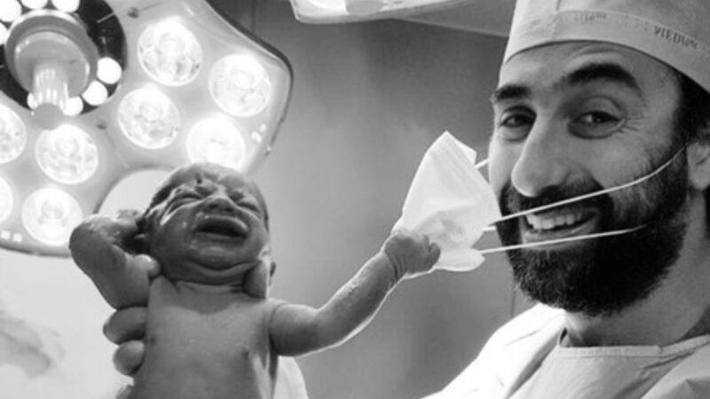 「初生嬰扯口罩」照片。（圖片來源／Samer Cheaib） 