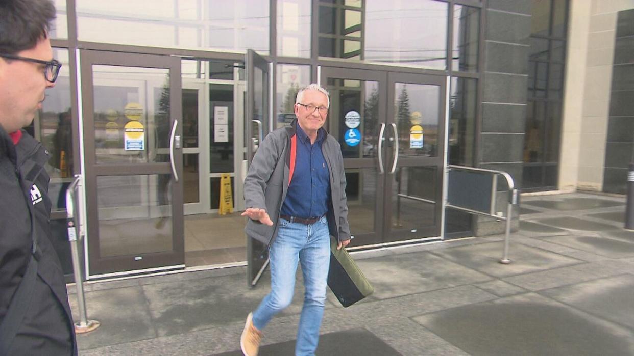 Daniel Bard walks out of the Moncton courthouse on May 3, 2023. (Mathieu Bernier/Radio-Canada - image credit)