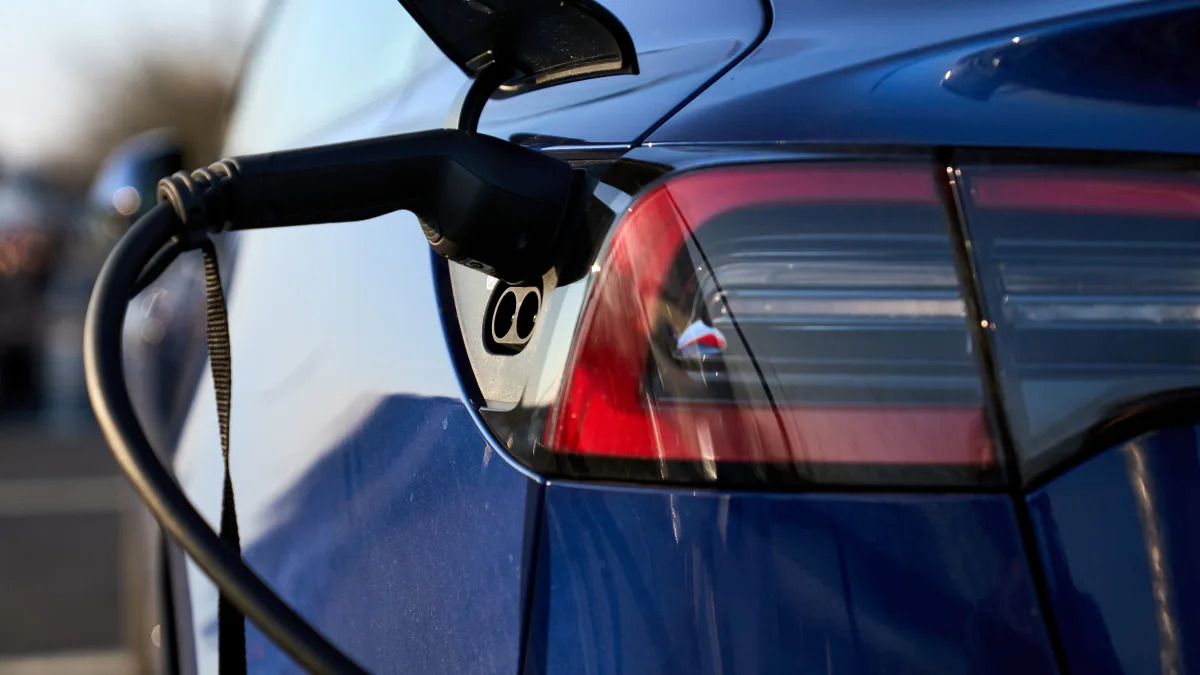 La “pénalité fiscale” risque de maintenir les voitures polluantes sur la route plus longtemps – analyse