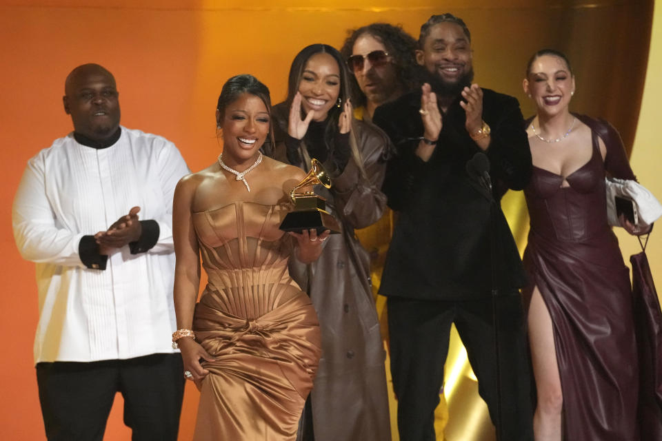 Victoria Monet recibe el premio a mejor nuevo artista en la 66a entrega anual de los Premios Grammy el domingo 4 de febrero de 2024 en Los Ángeles. (Foto AP/Chris Pizzello)