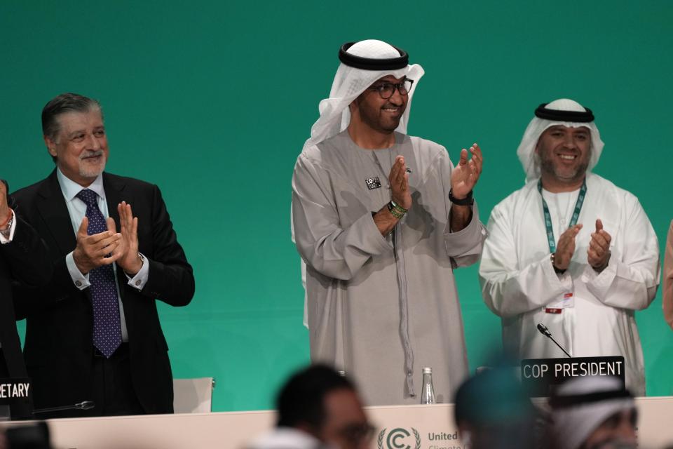 El presidente de la COP28, Sultan al-Jaber (centro), aplaude tras la aprobación del balance mundial en la cumbre climática de Naciones Unidas, en Dubái, Emiratos Árabes Unidos, el 13 de diciembre de 2023. (AP Foto/Kamran Jebreili)