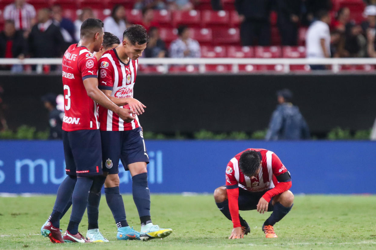 Chivas no levanta en el Apertura 2022 y ahora sus jugadores pidieron el apoyo de su gente por el temor de que los abandonen. (Foto: Refugio Ruiz/Getty Images)