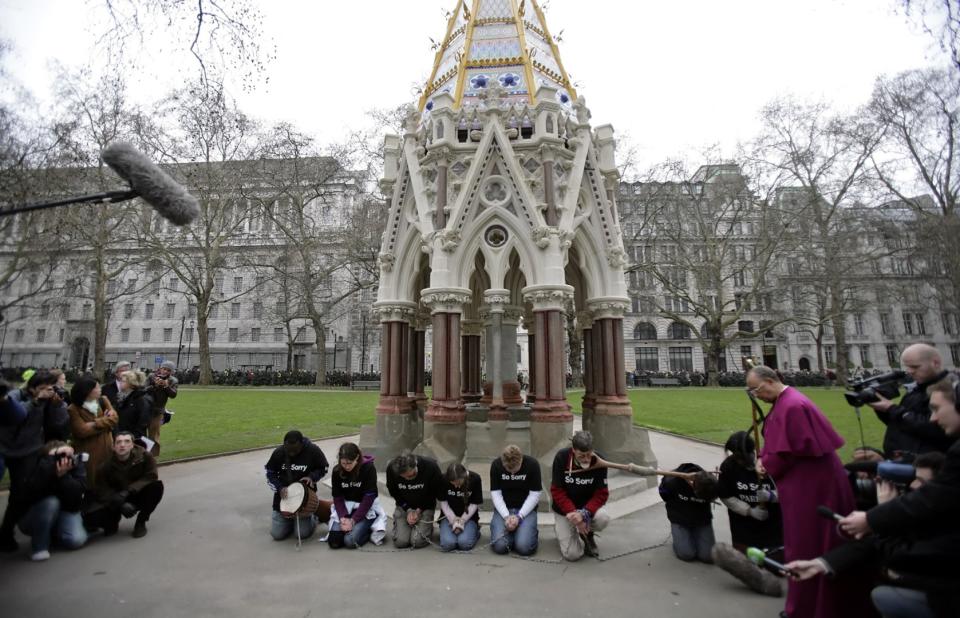 <span>Participantes de la “Marcha de los Abolicionistas” en Londres, el 24 de marzo de 2007</span><div><span>LEON NEAL</span><span>AFP</span></div>