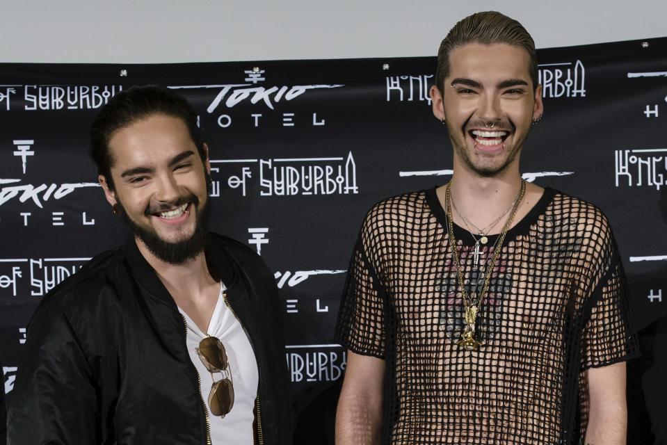 Tokio Hotel verdankt seinen Erfolg vor allem den Zwillingsbrüdern Bill und Tom Kaulitz. Obwohl beide sich sehr ähnlich sehen, fällt das kaum auf: Durch den extravaganten Look von Bill, fällt es den Fans nicht schwer beide immer auseinanderzuhalten.   (Bild-Copyright: Getty Images)