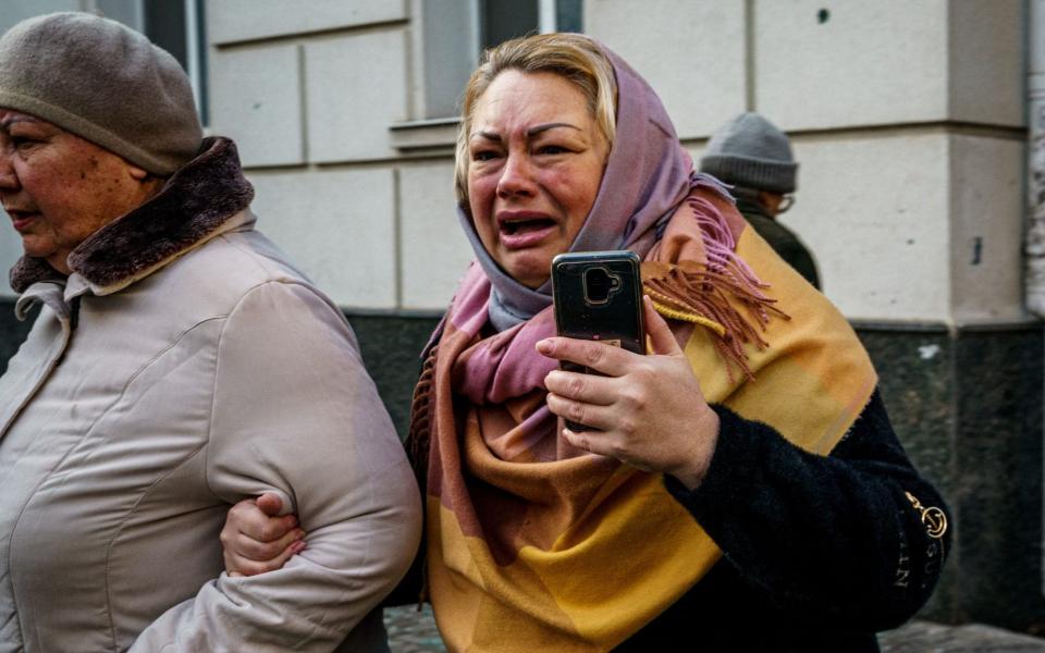 Mujeres reaccionan tras bombardeo ruso