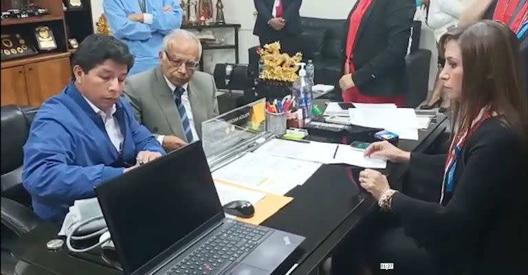 Pedro Castillo ante la fiscal de Perú, Patricia Benavides Vargas, tras ser detenido