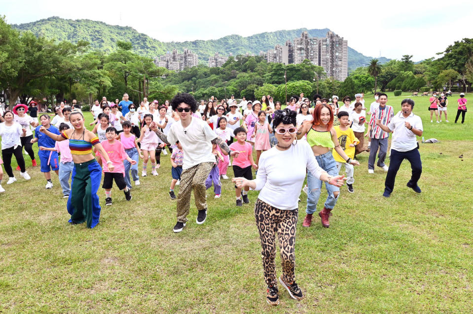 比莉帶百人一起跳《什麼都不必說》。（圖／環球音樂）