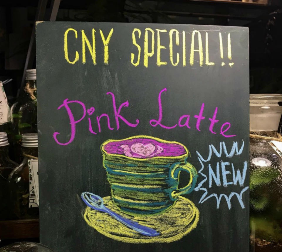 <p>Si decimos que este café ha teñido Instagram de rosa, es porque actualmente hay más de 20.000 publicaciones que hacen referencia a esta bebida. ¿Sus <em>hashtags</em>? <a rel="nofollow noopener" href="https://www.instagram.com/explore/tags/pinklatte/" target="_blank" data-ylk="slk:#PinkLatte;elm:context_link;itc:0;sec:content-canvas" class="link ">#PinkLatte</a> y <a rel="nofollow noopener" href="https://www.instagram.com/explore/tags/beetrootlatte/" target="_blank" data-ylk="slk:#BeetrootLatte;elm:context_link;itc:0;sec:content-canvas" class="link ">#BeetrootLatte</a>. (Foto: Instagram / <a rel="nofollow noopener" href="https://www.instagram.com/_daninsta_/" target="_blank" data-ylk="slk:@_daninsta;elm:context_link;itc:0;sec:content-canvas" class="link ">@_daninsta</a>_). </p>