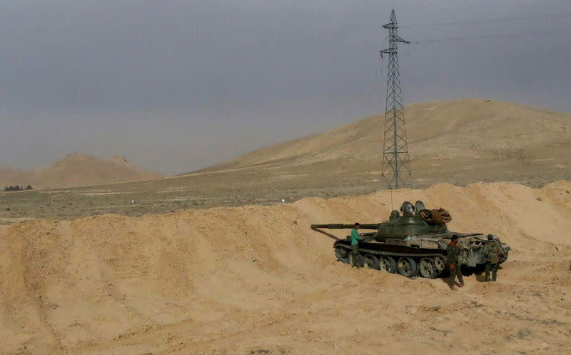 L'armée syrienne, appuyée par l'aviation russe, est entrée jeudi dans Palmyre, ont déclaré jeudi la télévision publique syrienne et l'Observatoire syrien des droits de l'homme (OSDH). La chute de Palmyre, "la perle du désert", permettrait à l'armée de progresser ensuite vers le gouvernorat de Daïr az Zour, dans l'est du pays, tenu en grande partie par les djihadistes. /Photo prise le 24 mars 2016/REUTERS/SANA/Handout via Reuters