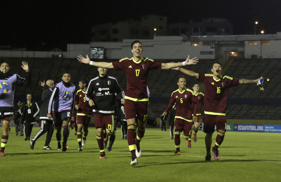 Los jugadores de la selección de Venezuela festejan su victoria por 3-0 sobre Uruguay, el miércoles 8 de febrero de 2017, en el Sudamericano Sub20 que se realiza en Quito (AP Foto/Dolores Ochoa)