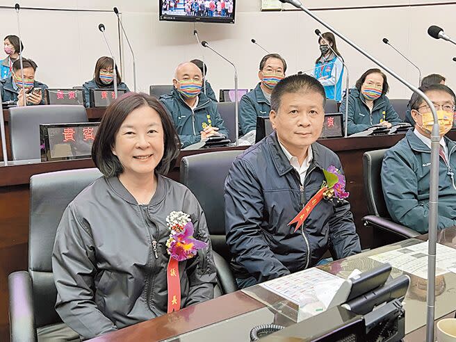 民進黨台南議長參選人邱莉莉（左）、副議長參選人林志展（右）在第一輪投票勝出。（本報資料照片）